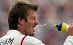 David Beckham og de andre engelske spillere led i varmen i deres første kamp ved VM. - Foto: AP 
