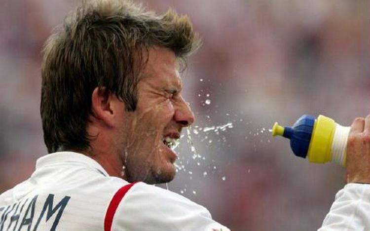 David Beckham og de andre engelske spillere led i varmen i deres første kamp ved VM. - Foto: AP 