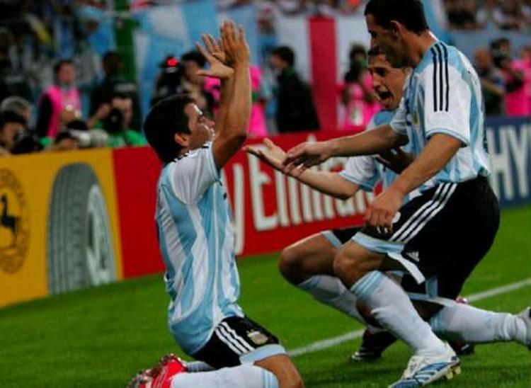 Argentinas Javier Saviola jubler efter at have scoret argentinernes andet mål mod Elfenbenskysten. - Foto: AP 