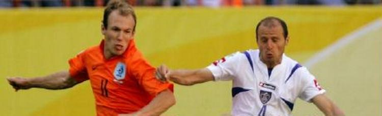 Robben (t.v.) var en konstant trussel for Igor Dulja og de øvrige serbiske forsvarsspillere. - Foto: AP. 