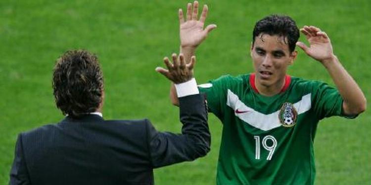 Håndslag. Ricardo La Volpe og målmageren Omar Bravo. - Foto: AP. 