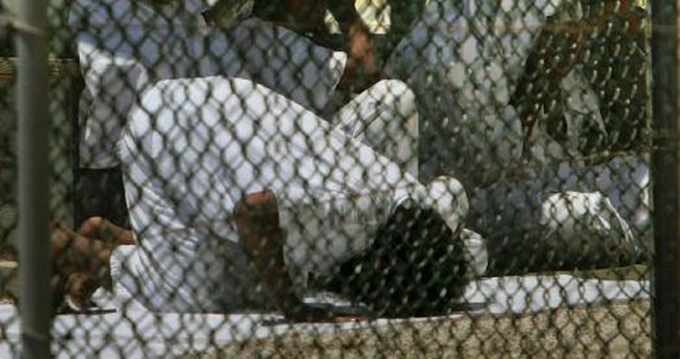 Debatten går, om det var håbløshed eller iskold kalkyle, der fik tre fanger fra Guantanamo-lejren til at at begå selvmord i weekenden. - Foto: AP 