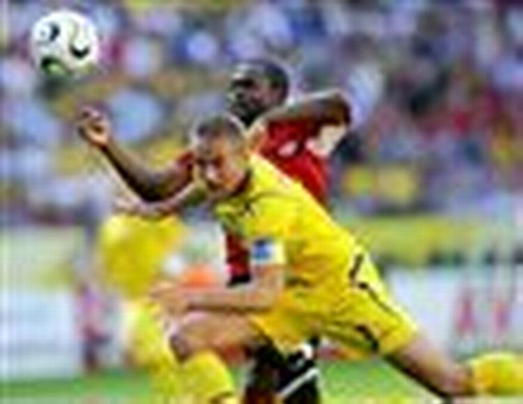 Ljungberg taler med træner Lagerbäck under den - set med blå-gul optik - uhyre skuffende åbningskamp mod Trinidad og Tobago. - Foto: AP 