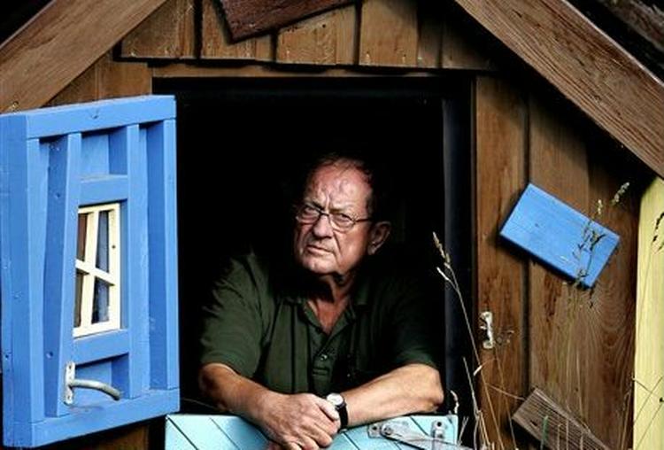 BAMSES HUS. Tidligere B&amp;amp;U-chef fotograferet i døren til et nok så kendt lille hus. - Foto: Thomas Wilmann 