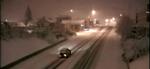 Bilerne kæmper sig gennem snemasserne i byen Timaru. - Foto: AP 