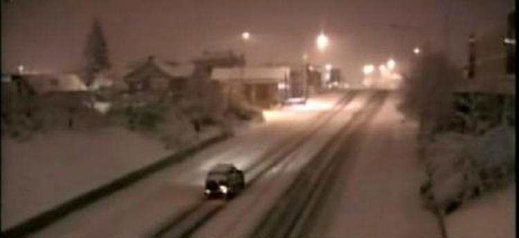 Bilerne kæmper sig gennem snemasserne i byen Timaru. - Foto: AP 