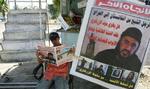 En avissælger i Irak med dagens aviser. Avisen til højre funderer over, om Zarqawis død kan stoppe den sekteriske vold i landet. - Foto: AP 
