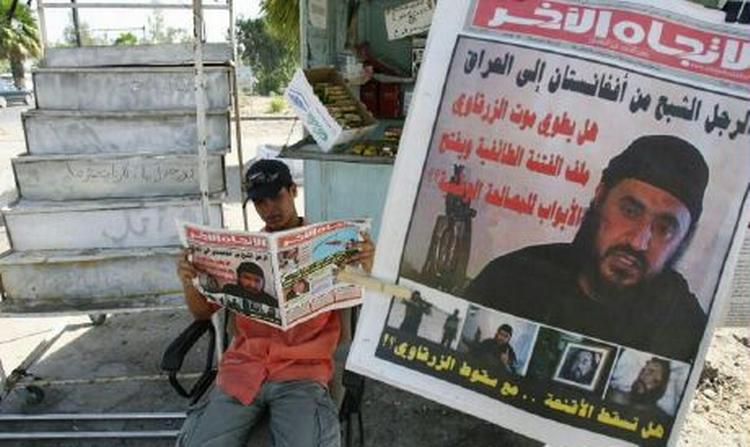 En avissælger i Irak med dagens aviser. Avisen til højre funderer over, om Zarqawis død kan stoppe den sekteriske vold i landet. - Foto: AP 