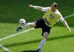 Wayne Rooney sad på bænken i lørdags mod Paraguay og deltog i opvarmningen. - Foto: AP. 