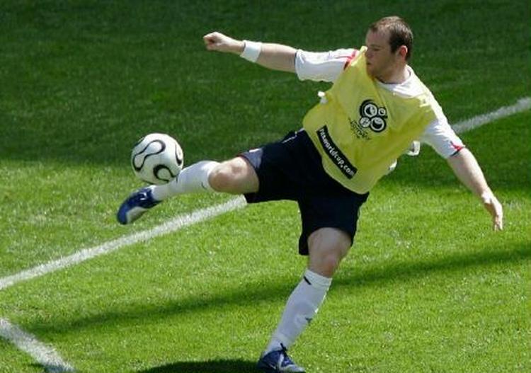 Wayne Rooney sad på bænken i lørdags mod Paraguay og deltog i opvarmningen. - Foto: AP. 