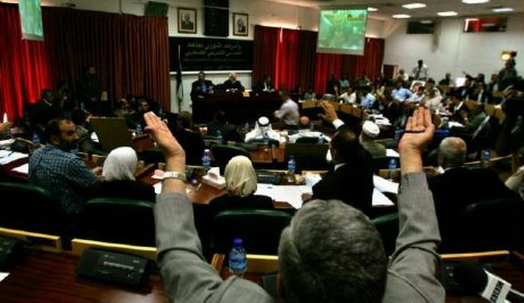 Der var heftig debat i det palæstinensiske parlament i dag. Det Hamas-dominerede parlament udskød beslutningen om en folkeafstemning. - Foto: AP 