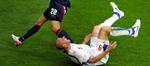 Koller kom til skade med sit højreben som følge af en duel med USA's Oguchi Onyewu. - Foto: AP. 