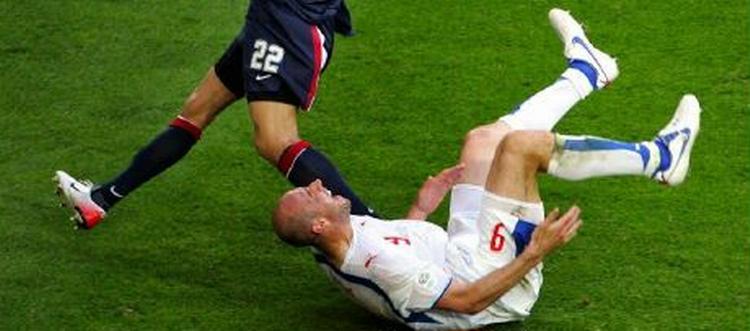 Koller kom til skade med sit højreben som følge af en duel med USA's Oguchi Onyewu. - Foto: AP. 