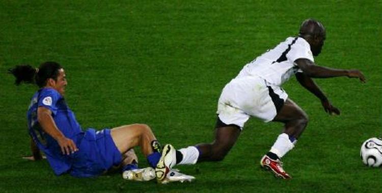 Kampen mellem Italien og Ghana var præget af hårdt spil og flere svinestreger. - Foto: AP 