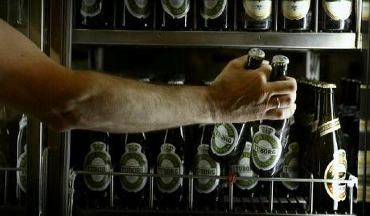 Skål. Øl virker både mod knogleskørhed og - i store mængder - mod prostatakræft. - Arkivfoto: Jan Grarup 