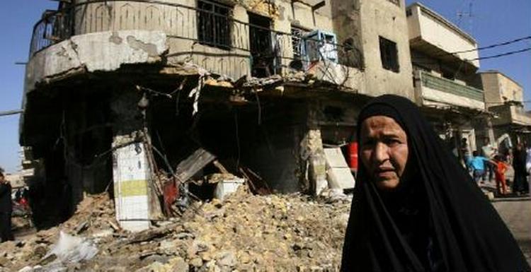 Fem personer mistede livet, da en bombe i en parkeret bil eksploderede i Bagdad i dag. - Foto: AP 
