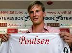 Christian Poulsen med sin nye Sevilla-trøje. - Foto: AP. 