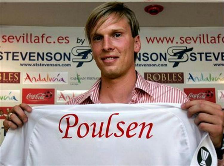 Christian Poulsen med sin nye Sevilla-trøje. - Foto: AP. 