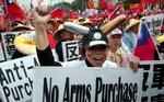 En demonstration i Taiwan mod våben og krig gav også hip til våbenproducenten Kina. - Arkivfoto: AP 