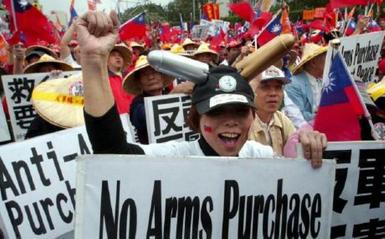 En demonstration i Taiwan mod våben og krig gav også hip til våbenproducenten Kina. - Arkivfoto: AP 