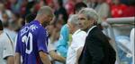 Raymond Domenech (t.h.) og den aldrende superstjerne Zinedine Zidane måtte nøjes med 0-0 mod Schweiz. - Foto: AP. 