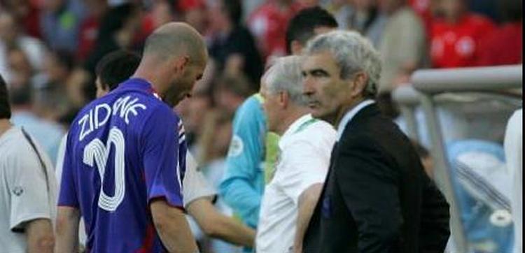 Raymond Domenech (t.h.) og den aldrende superstjerne Zinedine Zidane måtte nøjes med 0-0 mod Schweiz. - Foto: AP. 