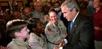 George W. Bush møder de amerikanske soldater under et overraskelsesbesøg i Irak. - Foto: AP 