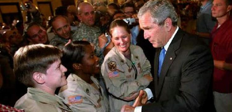 George W. Bush møder de amerikanske soldater under et overraskelsesbesøg i Irak. - Foto: AP 