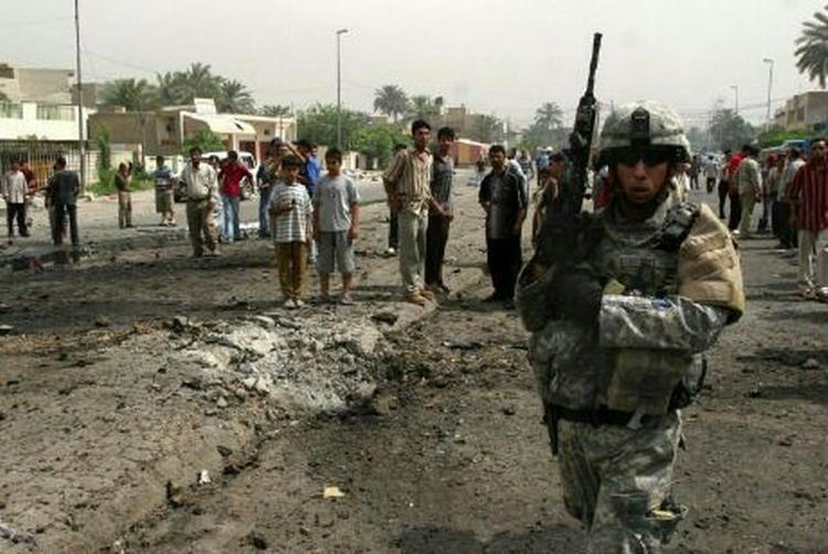 En amerikansk soldat sikrer en gade i Bagdad efter en bilbombe. - Arkivfoto: AP 