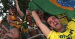 Brasiliens fodboldhold er populært, også blandt spillefuglene. Kampen mod Kroatien tiltrak rekordmange spillere, der korrekt gættede på en sejr til de sydamerikanske helte. Og det er dyrt for bookmakerne. - Foto: AP 