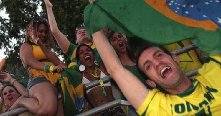 Brasiliens fodboldhold er populært, også blandt spillefuglene. Kampen mod Kroatien tiltrak rekordmange spillere, der korrekt gættede på en sejr til de sydamerikanske helte. Og det er dyrt for bookmakerne. - Foto: AP 