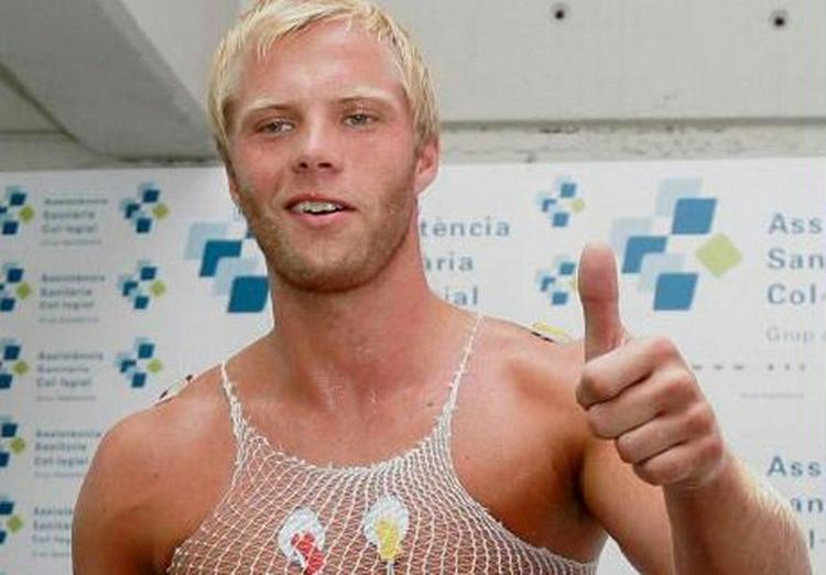 Eidur Gudjohnsen under lægetjekket tidligere i dag. - Foto: AP. 