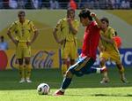 David Villa udnytter et tvivlsomt straffespark og bringer Spanien foran 3-0. - Foto: AP 