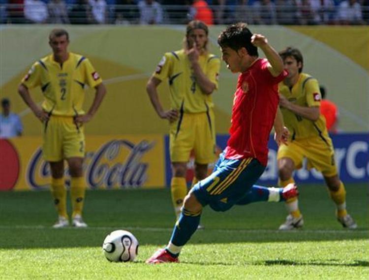 David Villa udnytter et tvivlsomt straffespark og bringer Spanien foran 3-0. - Foto: AP 