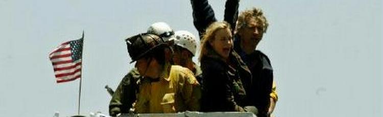 Daryl Hannah er igen på fri fod, efter hun tirsdag blev arresteret under en demonstration i Los Angeles. Her er hun på vej ned fra valnøddetræet sammen med aktivisten John Quigley. Foto: AP 