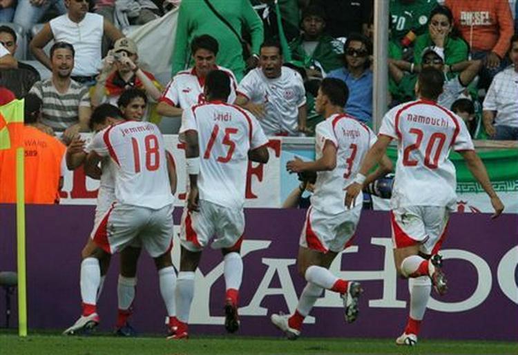 Vild tunesisk jubel under kampen mod Saudi Arabien. - Foto: AP 