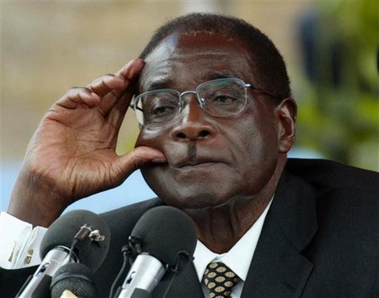 Zimbabwes Robert Mugabe har lukket en stribe medier.   Arkivfoto: AP 