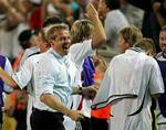 Jürgen Klinsmann og hans team jubler efter scoringen til 1-0 i overtiden. - Foto: AP 