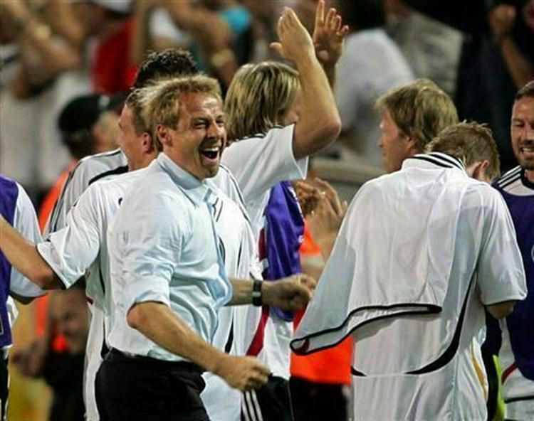 Jürgen Klinsmann og hans team jubler efter scoringen til 1-0 i overtiden. - Foto: AP 