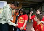 Fernando Torres havde god tid til at skrive autografer. - Foto: AP. 