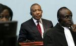 Charles Taylog - i midten - kan afsone sin straf i et britisk fængsel, hvis han dømmes skyldig i krigsforbrydelser i forbindelse med borgerkrigen i Sierra Leone, der kostede omkring 50.000 mennesker livet. - Foto: AP 