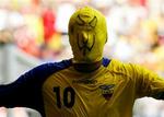 Ecuadors Ivan Kaviedes hev en maske frem fra bukselinningen efter scoringen til 3-0. - Foto: AP 