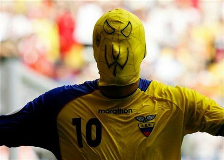 Ecuadors Ivan Kaviedes hev en maske frem fra bukselinningen efter scoringen til 3-0. - Foto: AP 