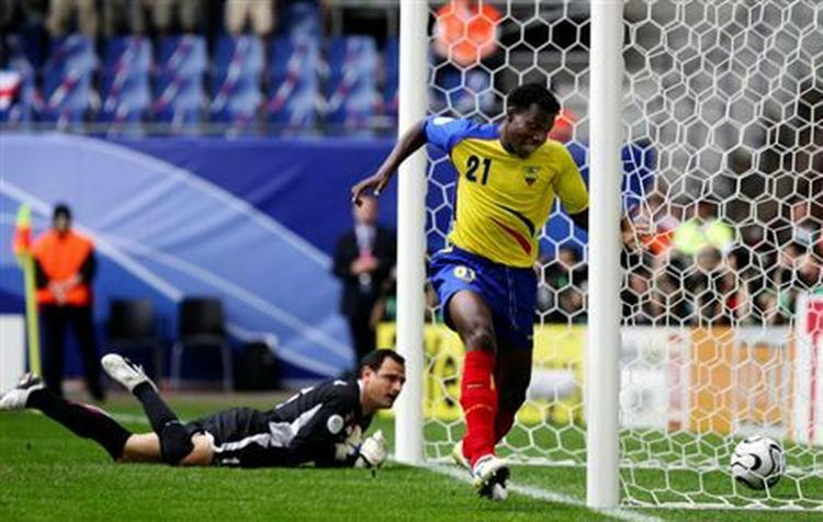 Carlos Tenorio passerede målmand Jose Porras i kampens 8. minut. - Foto: AP. 