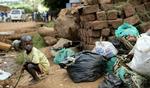 En dreng leger i affaldet i et slumkvarter i Ugandas hovedstad Kampala. - Arkivfoto: Thomas Borberg 