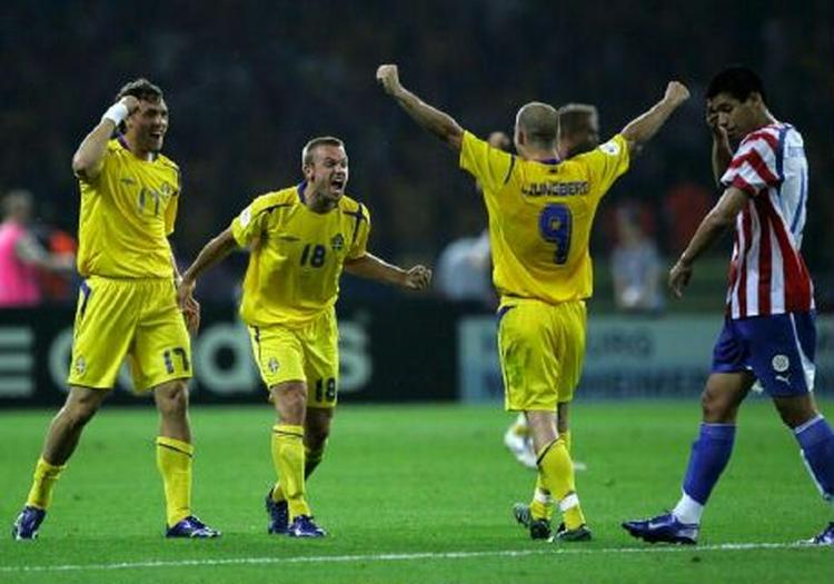 Elmander (tv.) lagde op til det svenske mål. - Foto: AP 