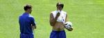 Van Basten og Nistelrooy tager en snak under træningen forleden. - Foto: AP 