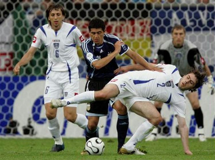 Serberne forsøgte, men fandt ingen midler til at stoppe Juan Roman Riquelme og den øvrige velsmurte argentinske angrebmaskine. - Foto: AP. 
