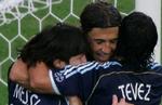 De unge stjerner Messi og Tevez fik et kram af den rutinerede Hernan Crespo. - Foto: AP. 