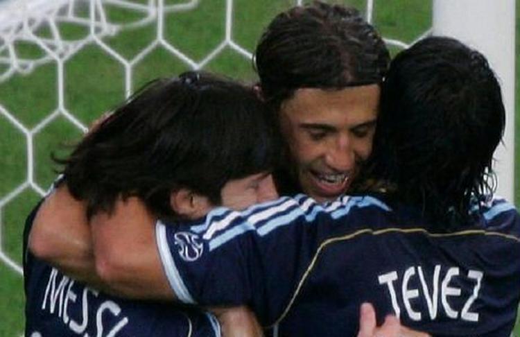 De unge stjerner Messi og Tevez fik et kram af den rutinerede Hernan Crespo. - Foto: AP. 